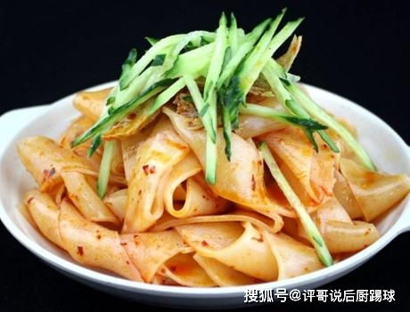 面粉別只會(huì)蒸饅頭,自己在家做涼皮,不用洗面不用等,筋道不發(fā)硬