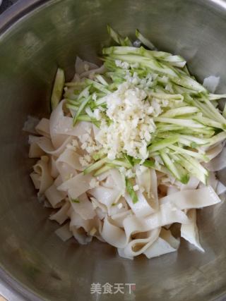 簡(jiǎn)易涼皮的做法 簡(jiǎn)易涼皮 免洗面版 簡(jiǎn)易涼皮怎么做 滿寶媽媽的菜譜